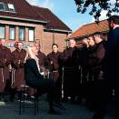 De syngende munkene fra Eigersund Mandssangforening synger for Kronprinsessen (Foto: Bjørn Sigurdsøn, Scanpix)